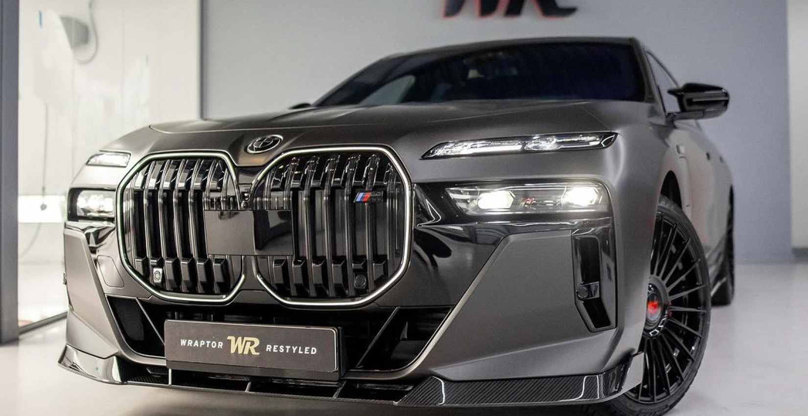 BMW m760e mit Carbon RNG Design Kit in den Niederlanden