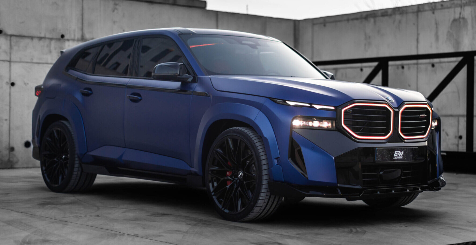 Матово-синий BMW XM в обвесе Renegade в Каннах