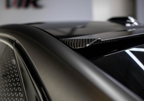BMW m760e mit Carbon RNG Design Kit in den Niederlanden