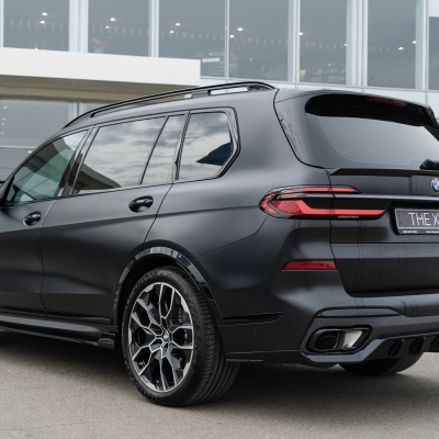 Schwarz glänzendes V2-Kit für den BMW-Händler