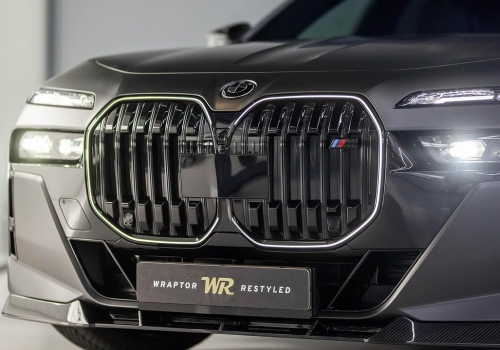 BMW m760e mit Carbon RNG Design Kit in den Niederlanden