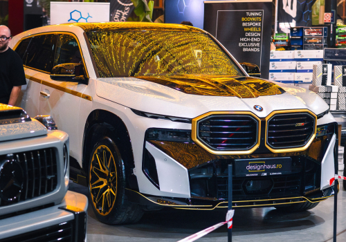 BMW XM с обвесом Renegade на шоу DropDown в Румынии