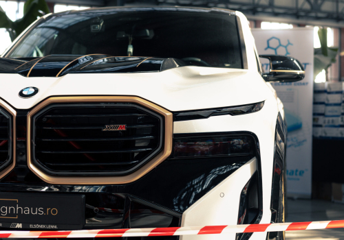 BMW XM с обвесом Renegade на шоу DropDown в Румынии