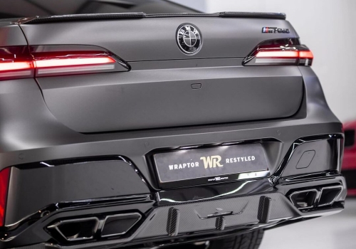 BMW m760e mit Carbon RNG Design Kit in den Niederlanden
