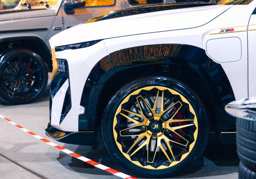BMW XM с обвесом Renegade на шоу DropDown в Румынии