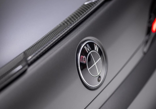 BMW m760e mit Carbon RNG Design Kit in den Niederlanden
