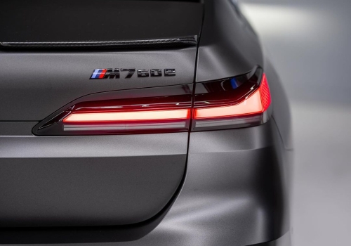 BMW m760e mit Carbon RNG Design Kit in den Niederlanden